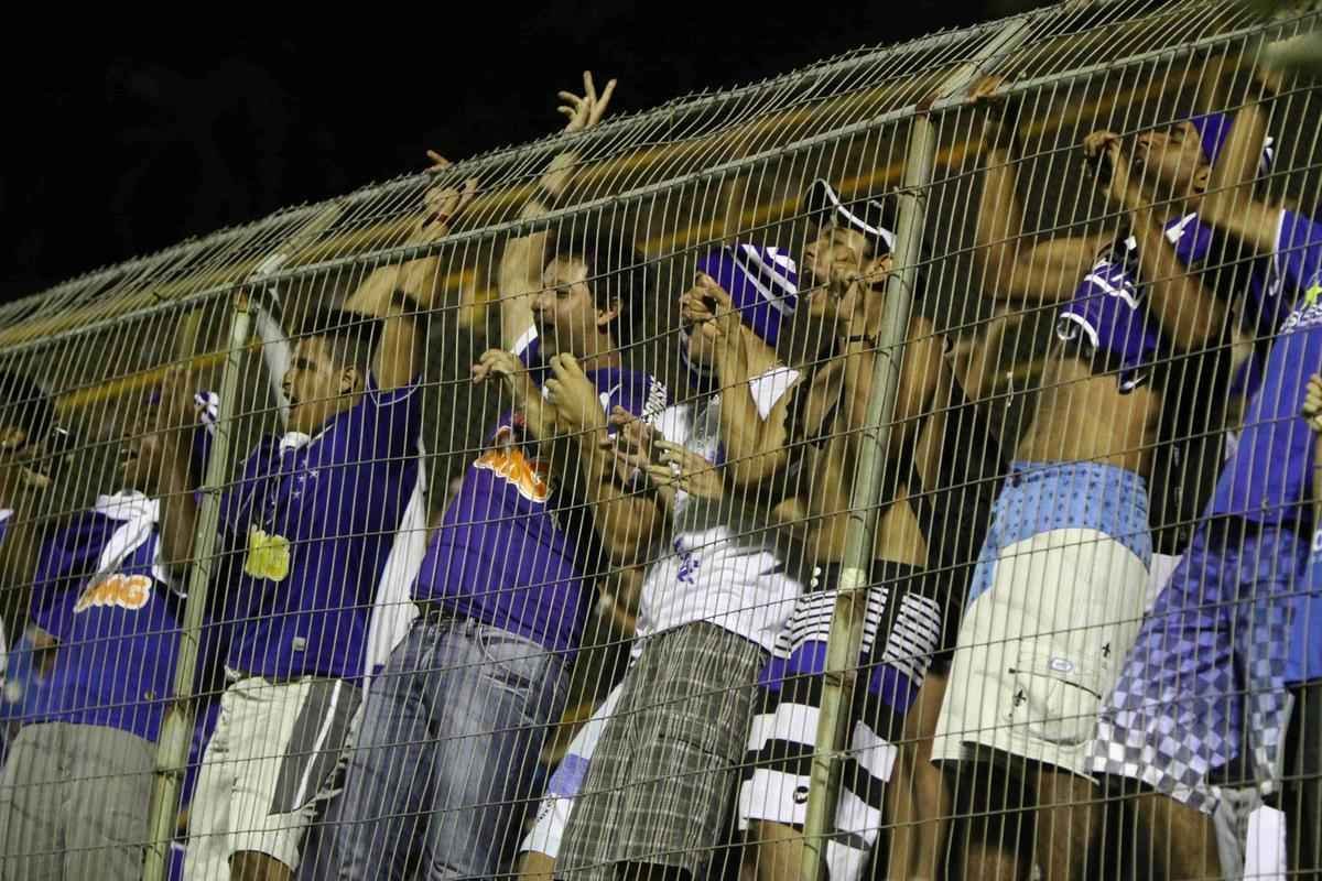 Cruzeiro foi recepcionado por centenas de torcedores na chegada a Salvador. A torcida compareceu em grande nmero ao Barrado e comemorou o tricampeonato no intervalo da partida contra o Vitria, vencida pela Raposa por 3 a 1. A festa dos jogadores comeou no campo e durou durante todo o voo de volta a BH. 