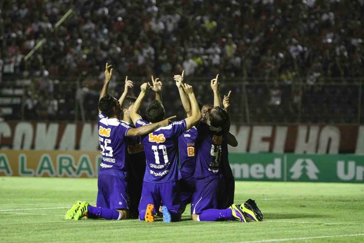 Cruzeiro foi recepcionado por centenas de torcedores na chegada a Salvador. A torcida compareceu em grande nmero ao Barrado e comemorou o tricampeonato no intervalo da partida contra o Vitria, vencida pela Raposa por 3 a 1. A festa dos jogadores comeou no campo e durou durante todo o voo de volta a BH. 