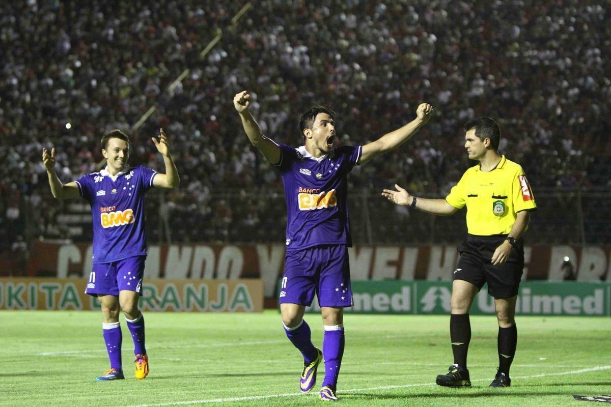 Cruzeiro foi recepcionado por centenas de torcedores na chegada a Salvador. A torcida compareceu em grande nmero ao Barrado e comemorou o tricampeonato no intervalo da partida contra o Vitria, vencida pela Raposa por 3 a 1. A festa dos jogadores comeou no campo e durou durante todo o voo de volta a BH. 