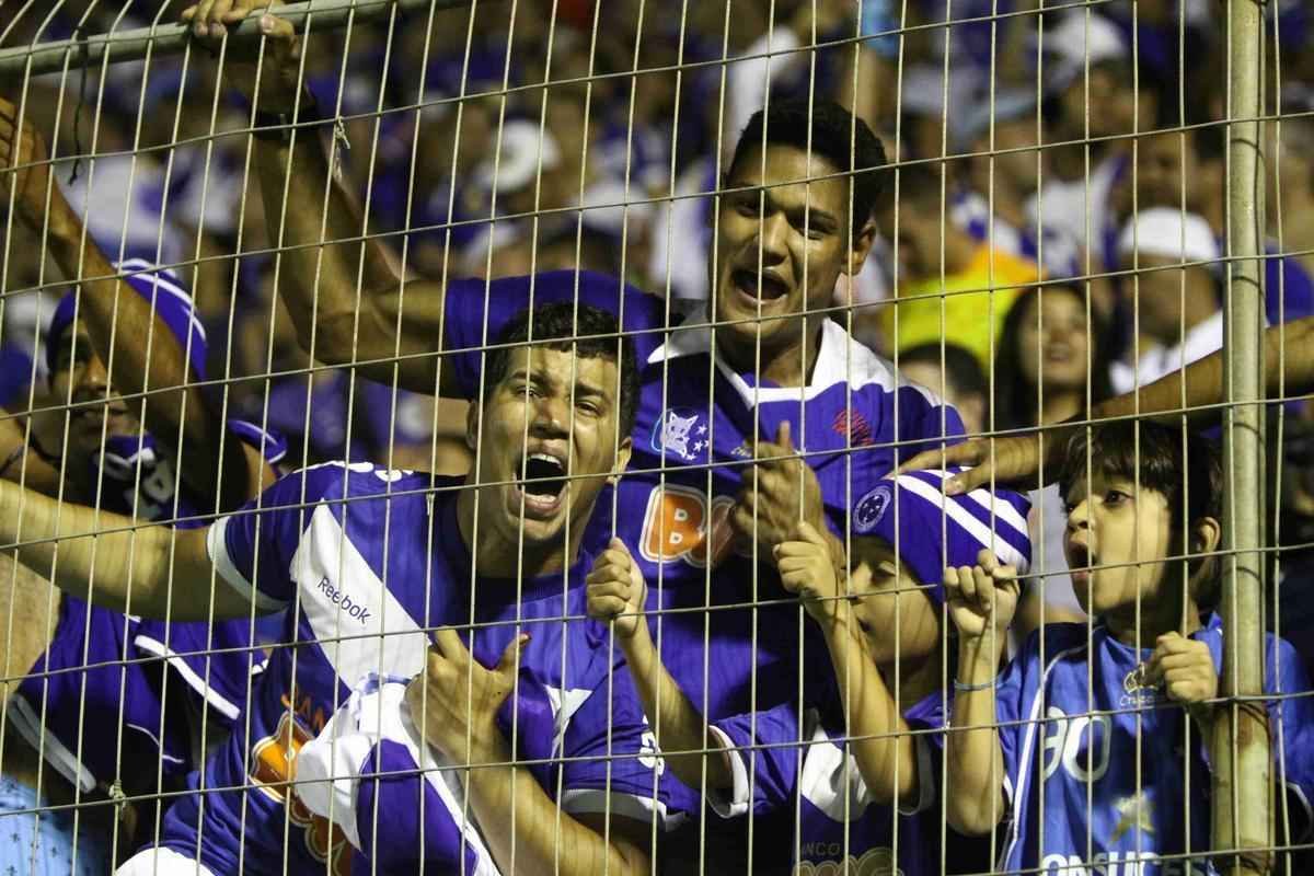 Cruzeiro foi recepcionado por centenas de torcedores na chegada a Salvador. A torcida compareceu em grande nmero ao Barrado e comemorou o tricampeonato no intervalo da partida contra o Vitria, vencida pela Raposa por 3 a 1. A festa dos jogadores comeou no campo e durou durante todo o voo de volta a BH. 