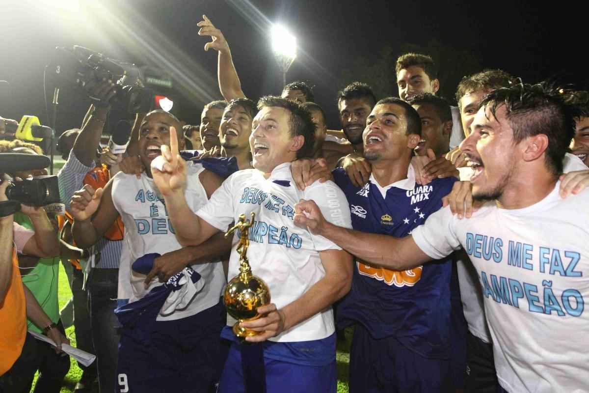 Cruzeiro foi recepcionado por centenas de torcedores na chegada a Salvador. A torcida compareceu em grande nmero ao Barrado e comemorou o tricampeonato no intervalo da partida contra o Vitria, vencida pela Raposa por 3 a 1. A festa dos jogadores comeou no campo e durou durante todo o voo de volta a BH. 