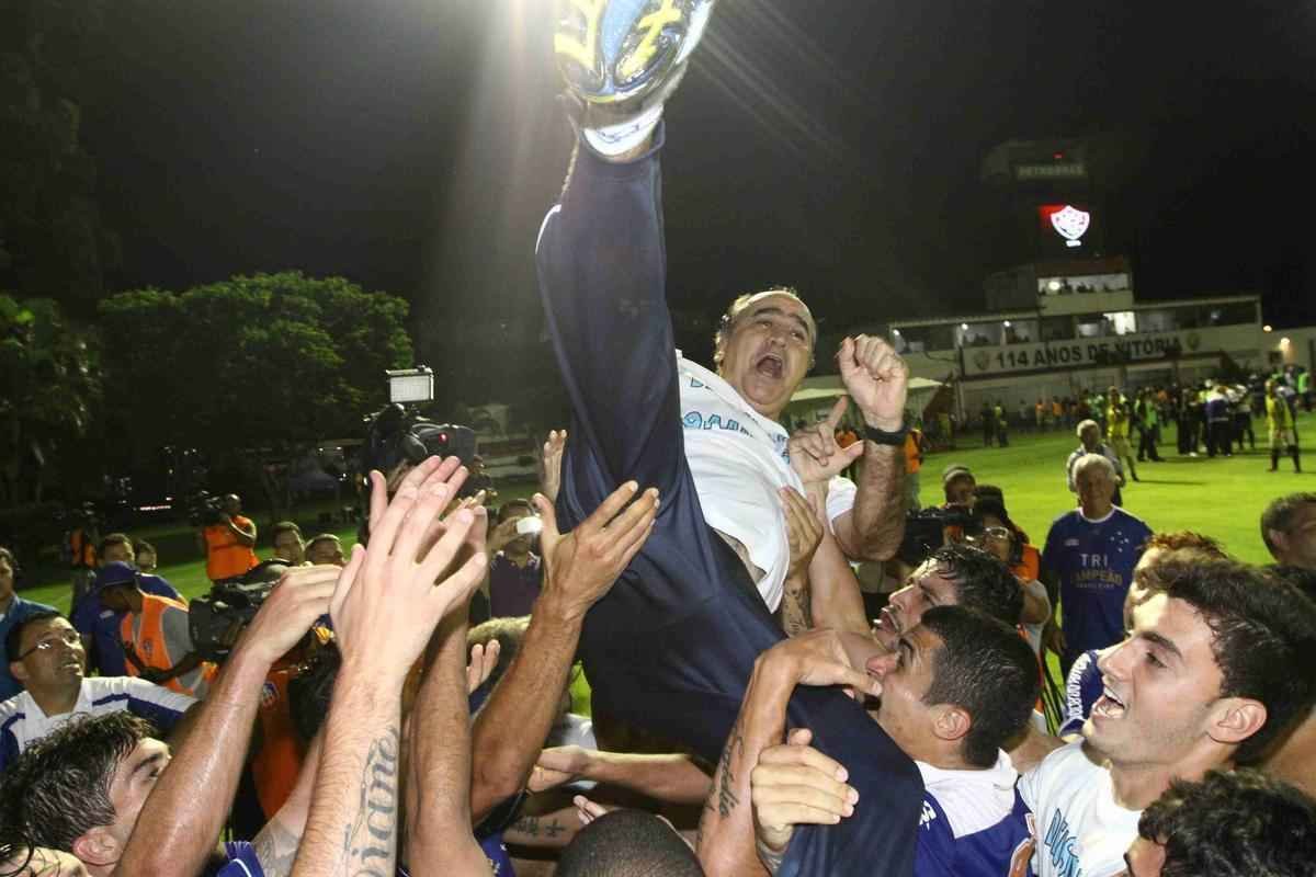Cruzeiro foi recepcionado por centenas de torcedores na chegada a Salvador. A torcida compareceu em grande nmero ao Barrado e comemorou o tricampeonato no intervalo da partida contra o Vitria, vencida pela Raposa por 3 a 1. A festa dos jogadores comeou no campo e durou durante todo o voo de volta a BH. 