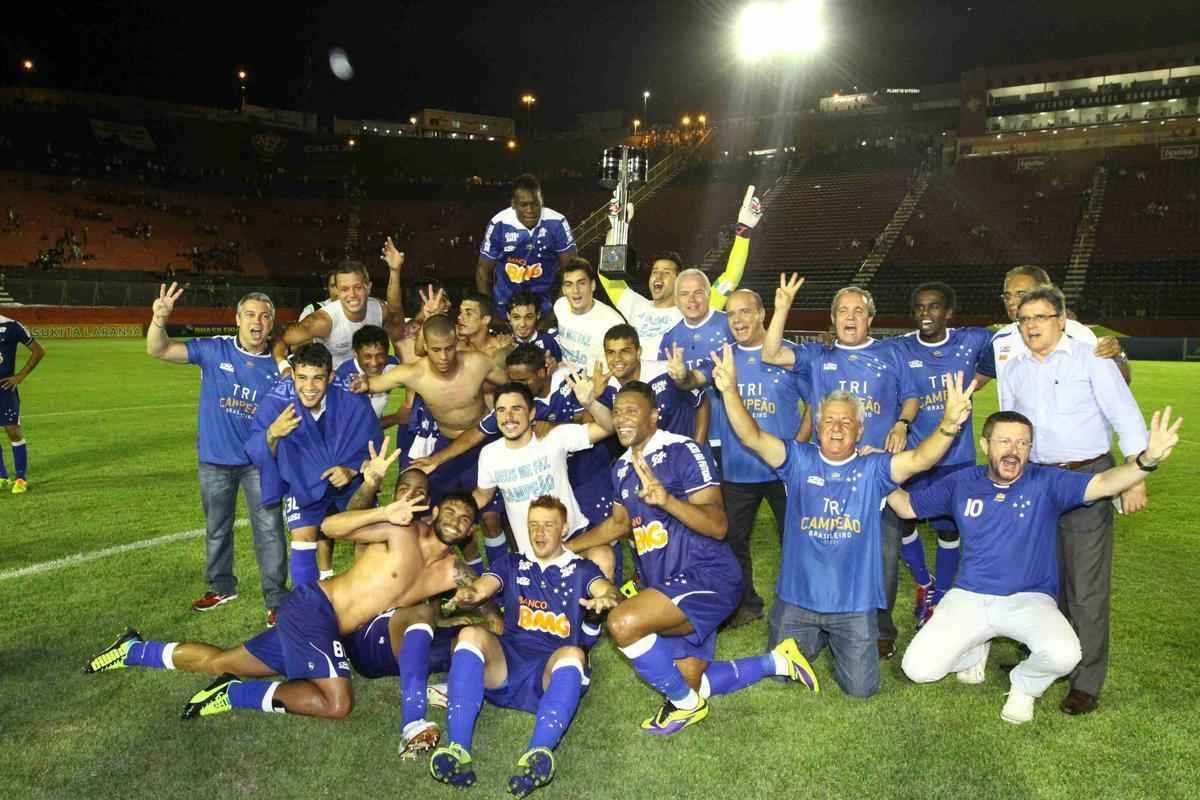 Cruzeiro foi recepcionado por centenas de torcedores na chegada a Salvador. A torcida compareceu em grande nmero ao Barrado e comemorou o tricampeonato no intervalo da partida contra o Vitria, vencida pela Raposa por 3 a 1. A festa dos jogadores comeou no campo e durou durante todo o voo de volta a BH. 