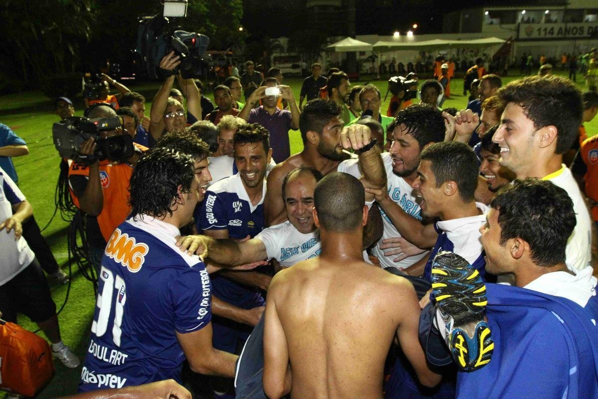 Cruzeiro foi recepcionado por centenas de torcedores na chegada a Salvador. A torcida compareceu em grande nmero ao Barrado e comemorou o tricampeonato no intervalo da partida contra o Vitria, vencida pela Raposa por 3 a 1. A festa dos jogadores comeou no campo e durou durante todo o voo de volta a BH. 