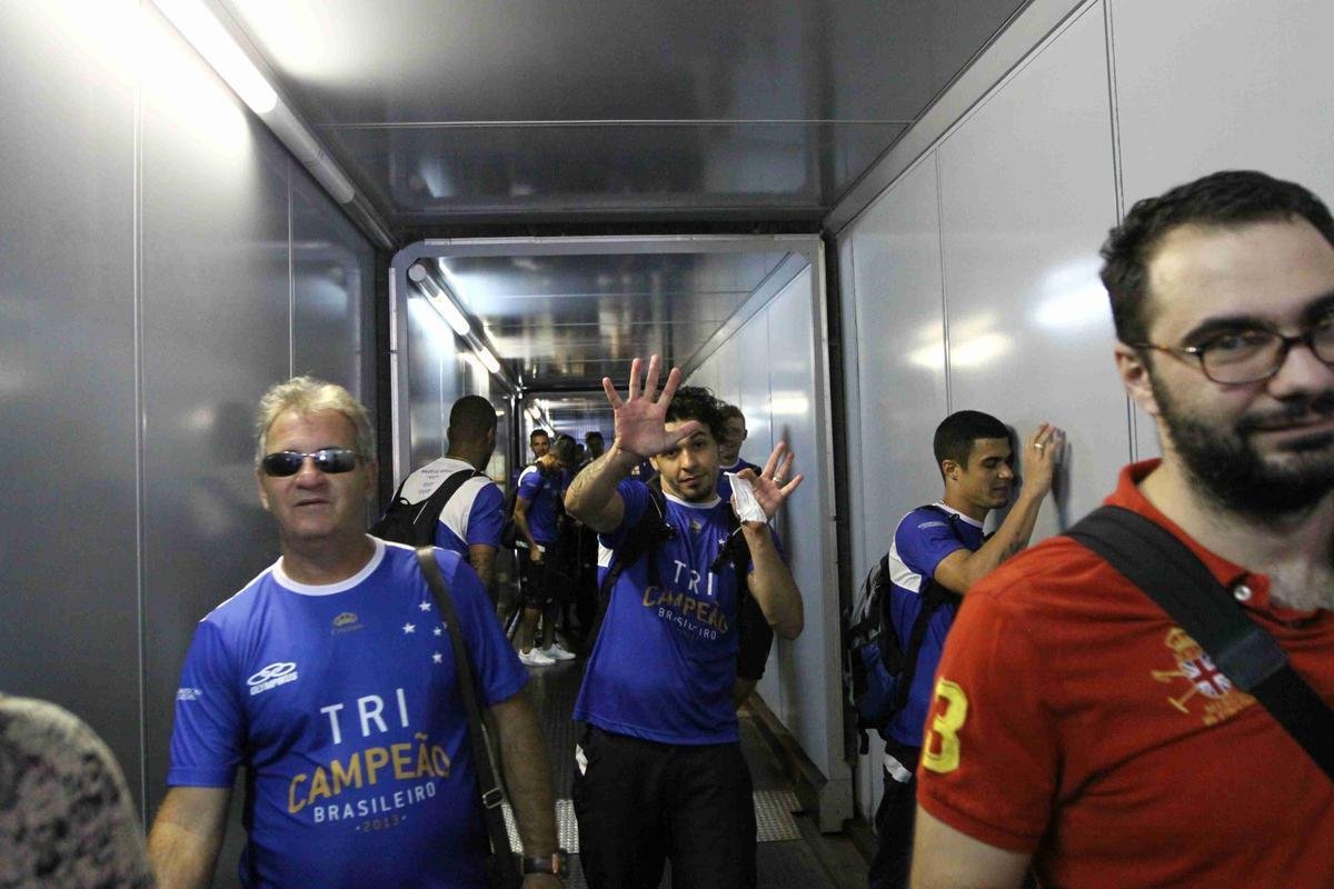 Cruzeiro foi recepcionado por centenas de torcedores na chegada a Salvador. A torcida compareceu em grande nmero ao Barrado e comemorou o tricampeonato no intervalo da partida contra o Vitria, vencida pela Raposa por 3 a 1. A festa dos jogadores comeou no campo e durou durante todo o voo de volta a BH. 