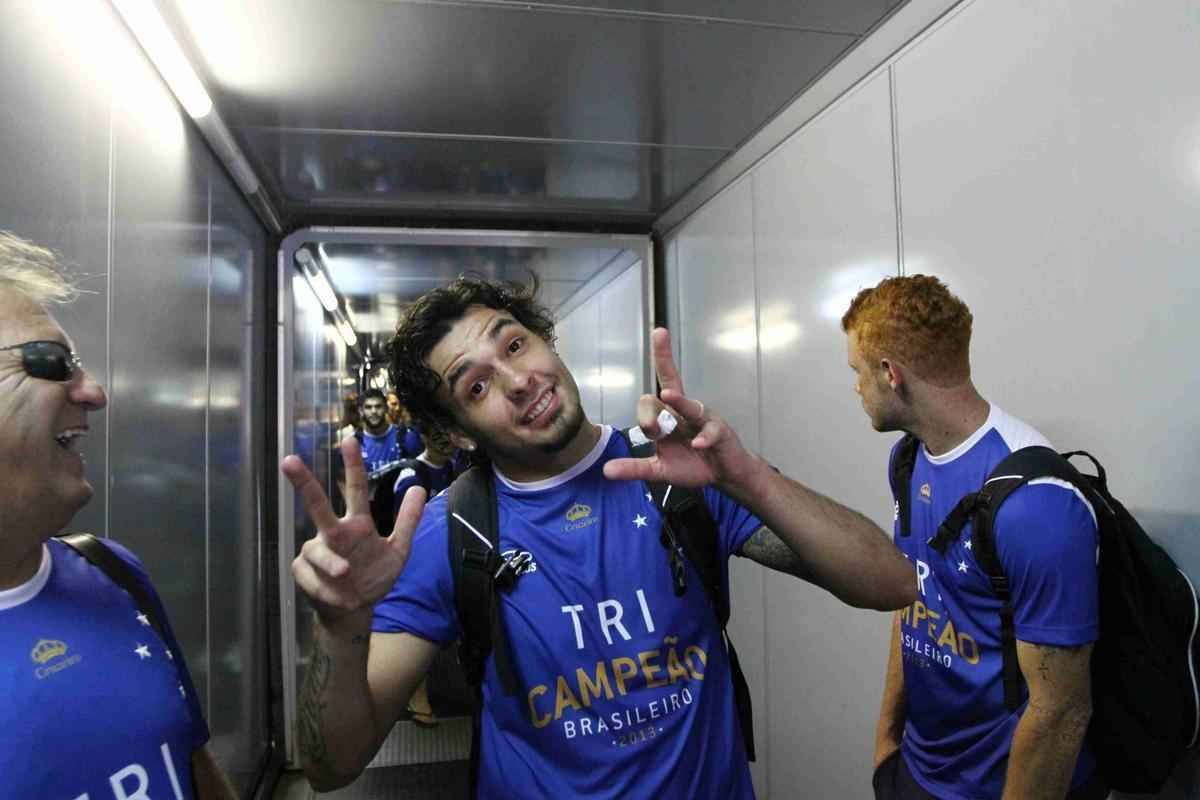 Cruzeiro foi recepcionado por centenas de torcedores na chegada a Salvador. A torcida compareceu em grande nmero ao Barrado e comemorou o tricampeonato no intervalo da partida contra o Vitria, vencida pela Raposa por 3 a 1. A festa dos jogadores comeou no campo e durou durante todo o voo de volta a BH. 