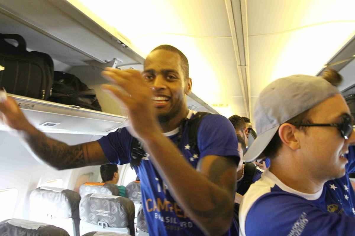 Cruzeiro foi recepcionado por centenas de torcedores na chegada a Salvador. A torcida compareceu em grande nmero ao Barrado e comemorou o tricampeonato no intervalo da partida contra o Vitria, vencida pela Raposa por 3 a 1. A festa dos jogadores comeou no campo e durou durante todo o voo de volta a BH. 