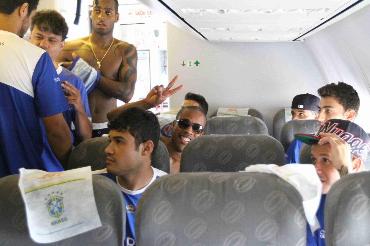 Cruzeiro foi recepcionado por centenas de torcedores na chegada a Salvador. A torcida compareceu em grande nmero ao Barrado e comemorou o tricampeonato no intervalo da partida contra o Vitria, vencida pela Raposa por 3 a 1. A festa dos jogadores comeou no campo e durou durante todo o voo de volta a BH. 