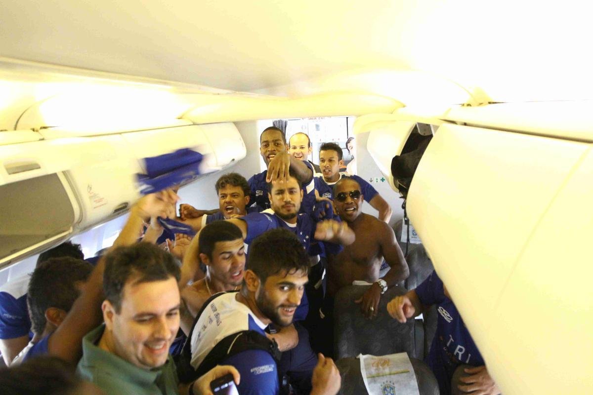 Cruzeiro foi recepcionado por centenas de torcedores na chegada a Salvador. A torcida compareceu em grande nmero ao Barrado e comemorou o tricampeonato no intervalo da partida contra o Vitria, vencida pela Raposa por 3 a 1. A festa dos jogadores comeou no campo e durou durante todo o voo de volta a BH. 