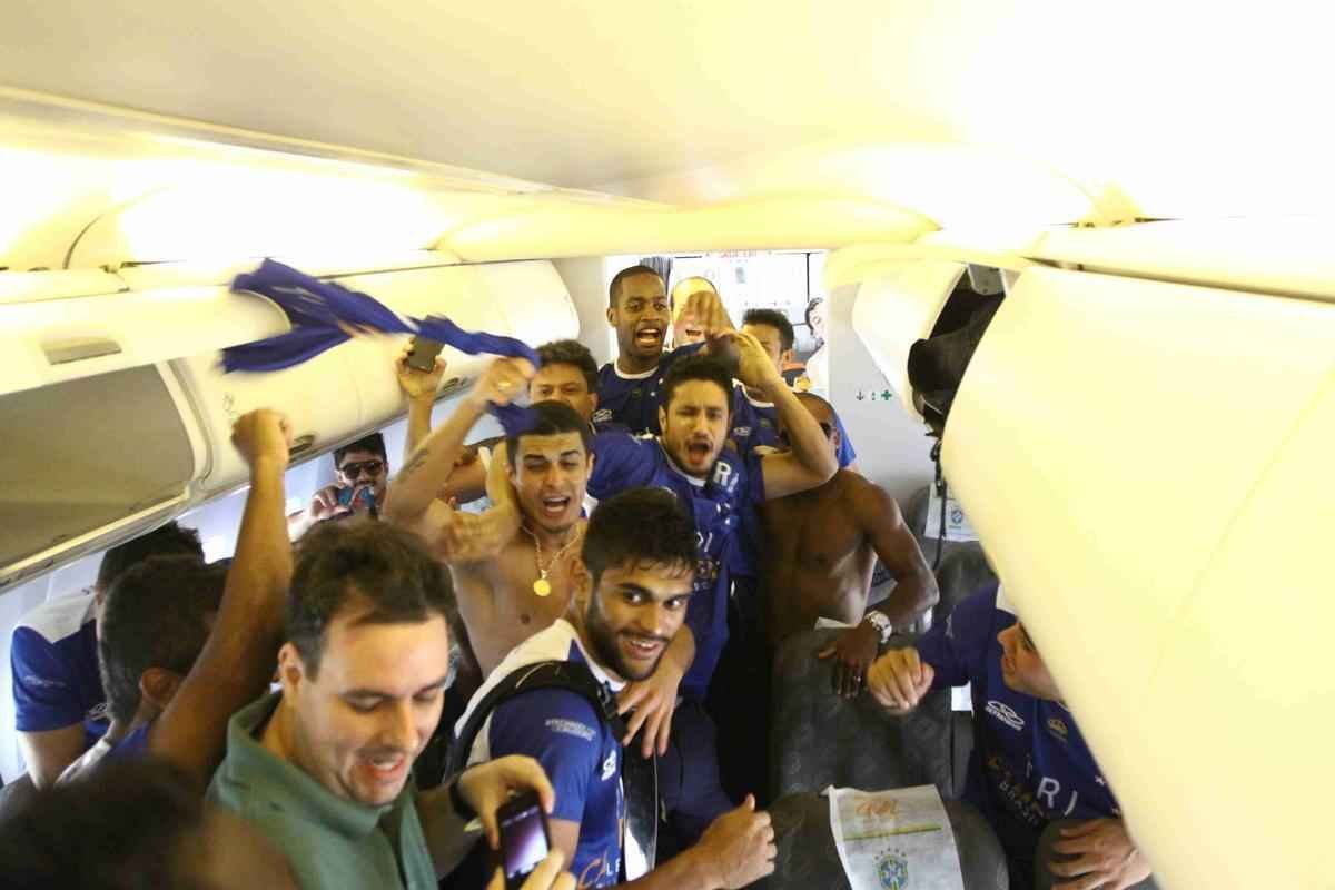 Cruzeiro foi recepcionado por centenas de torcedores na chegada a Salvador. A torcida compareceu em grande nmero ao Barrado e comemorou o tricampeonato no intervalo da partida contra o Vitria, vencida pela Raposa por 3 a 1. A festa dos jogadores comeou no campo e durou durante todo o voo de volta a BH. 