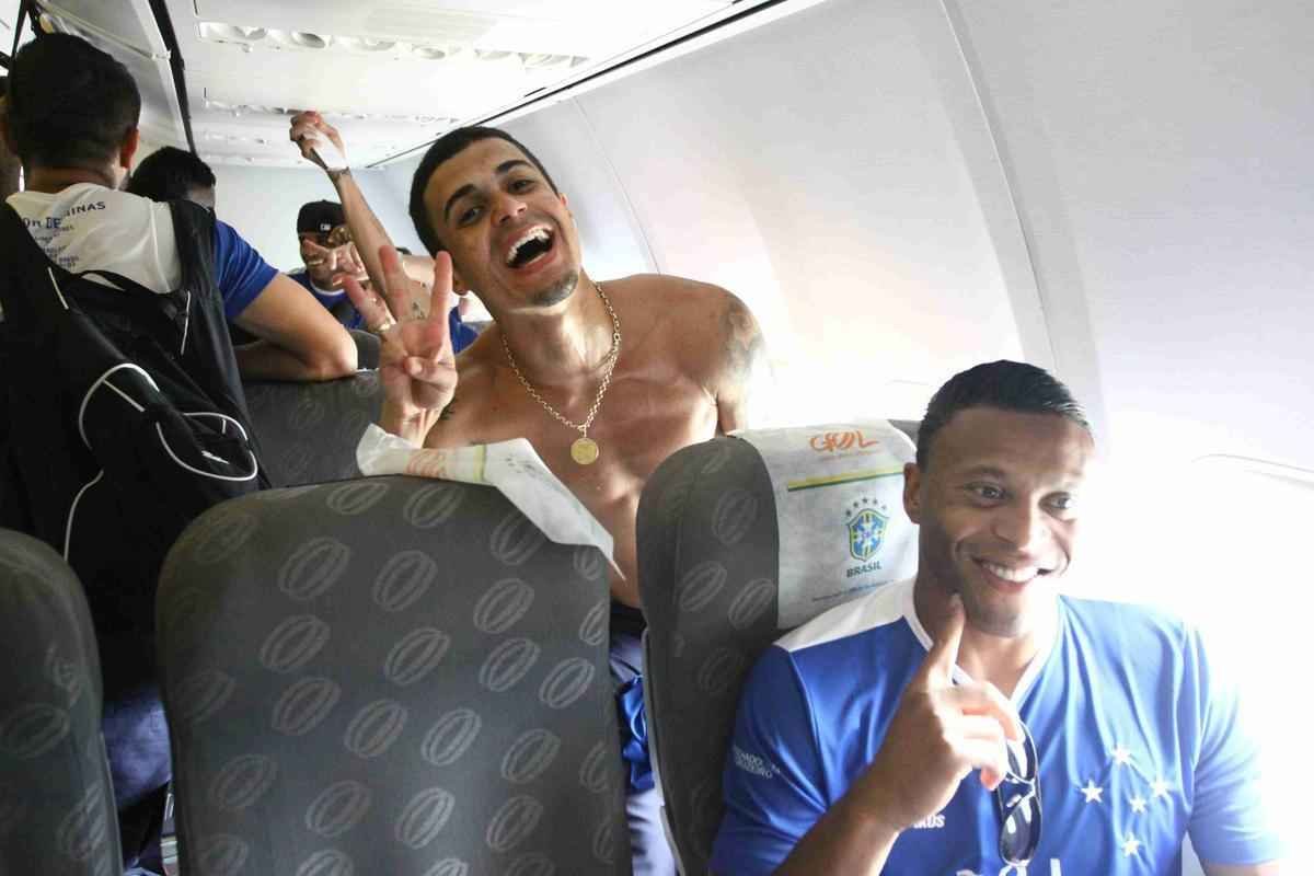 Cruzeiro foi recepcionado por centenas de torcedores na chegada a Salvador. A torcida compareceu em grande nmero ao Barrado e comemorou o tricampeonato no intervalo da partida contra o Vitria, vencida pela Raposa por 3 a 1. A festa dos jogadores comeou no campo e durou durante todo o voo de volta a BH. 