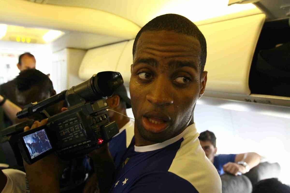 Cruzeiro foi recepcionado por centenas de torcedores na chegada a Salvador. A torcida compareceu em grande nmero ao Barrado e comemorou o tricampeonato no intervalo da partida contra o Vitria, vencida pela Raposa por 3 a 1. A festa dos jogadores comeou no campo e durou durante todo o voo de volta a BH. 