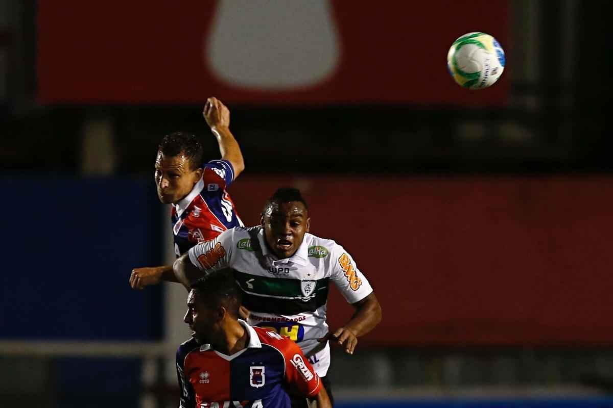 Fotos do jogo entre Paran e Amrica, na Vila Capanema, pela 30 rodada da Srie B do Brasileiro