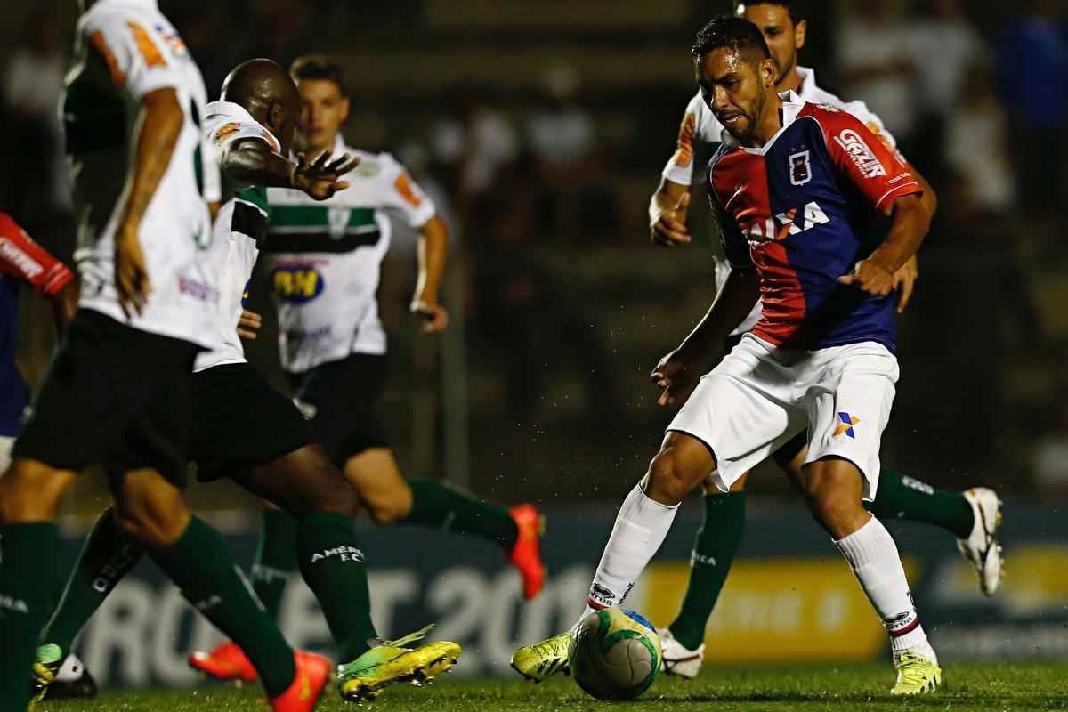 Fotos do jogo entre Paran e Amrica, na Vila Capanema, pela 30 rodada da Srie B do Brasileiro