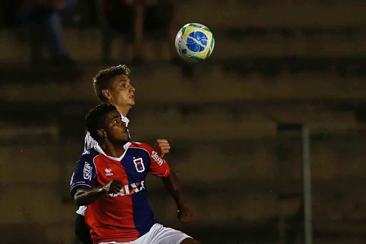 Fotos do jogo entre Paran e Amrica, na Vila Capanema, pela 30 rodada da Srie B do Brasileiro