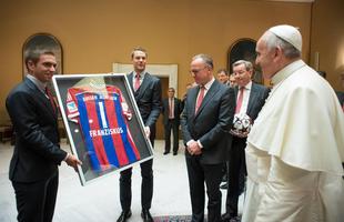 Aps vencer a Roma por 7 a 1 na Liga dos Campees, o clube alemo foi recebido pelo Pontfice no Vaticano