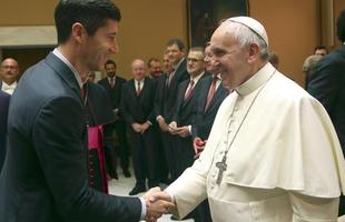 Galeria: elenco e comisso do Bayern visitam Papa Francisco