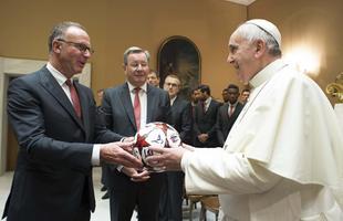 Galeria: elenco e comisso do Bayern visitam Papa Francisco