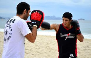 Felipe Sertanejo treina na praia em preparao para o UFC 179