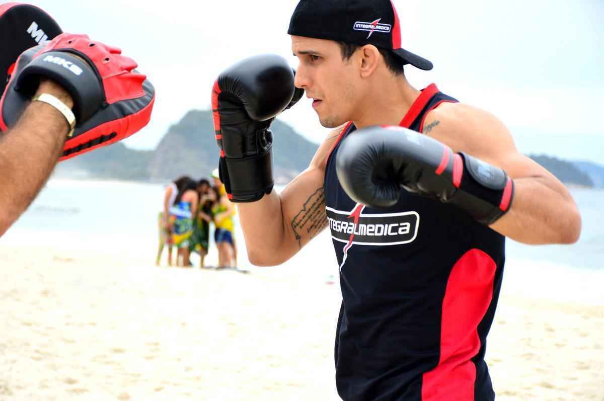 Felipe Sertanejo treina na praia em preparao para o UFC 179