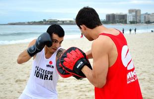 Thomas Almeida treina na praia em preparao para o UFC em Uberlndia