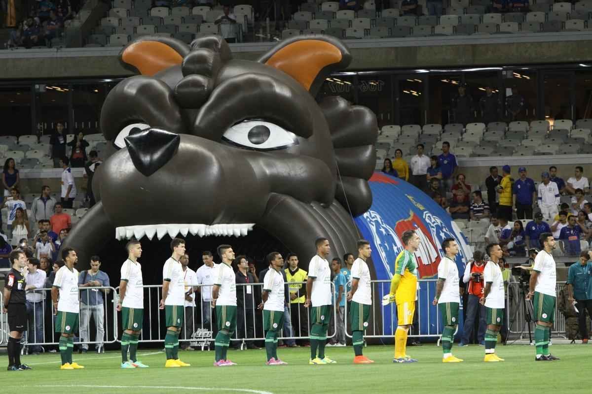 Galeria de fotos da torcida do Cruzeiro durante o confronto contra o Palmeiras, no Mineiro