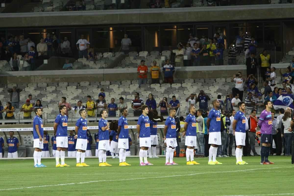 Galeria de fotos da torcida do Cruzeiro durante o confronto contra o Palmeiras, no Mineiro