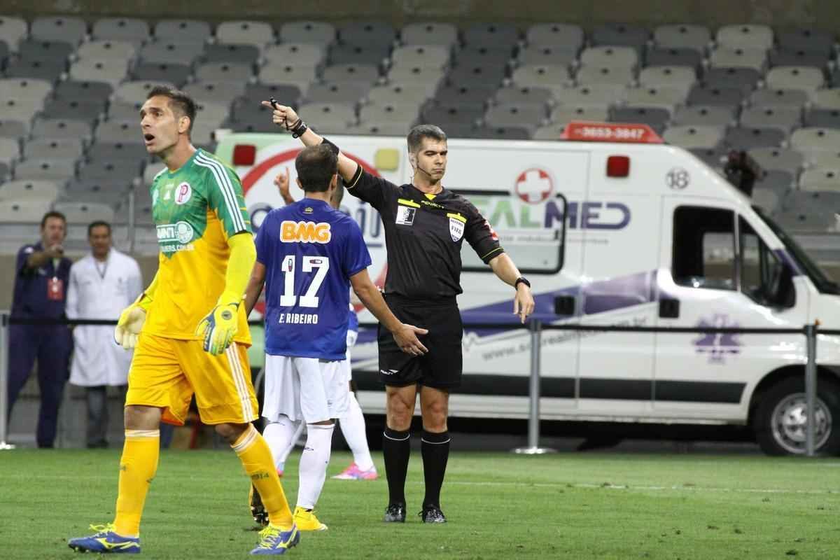Fotos do jogo entre Cruzeiro e Palmeiras, no Mineiro, pela 30 rodada do Campeonato Brasileiro