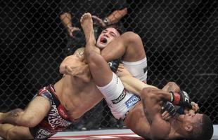 Fotos das lutas e bastidores do UFC 179, no Rio de Janeiro - Gilbert Durinho Burns (bermuda branca) venceu Christos Giagos por finalizao no primeiro round