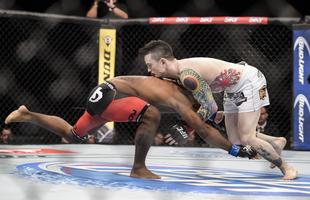 Fotos de lutas e bastidores do UFC 179, no Rio de Janeiro - Wilson Reis (bermuda vermelha e preta) venceu Scott Jorgensen por finalizao no primeiro round