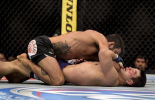 Fotos de lutas e bastidores do UFC 179, no Rio de Janeiro - Yan Cabral (bermuda preta) venceu Naoyuki Kotani por finalizao no segundo round