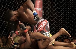 Fotos de lutas e bastidores do UFC 179, no Rio de Janeiro - Neil Magny (bermuda preta e vermelha) venceu William Patolino por nocaute tcnico no terceiro round