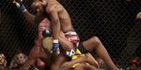 Fotos de lutas e bastidores do UFC 179, no Rio de Janeiro - Neil Magny (bermuda preta e vermelha) venceu William Patolino por nocaute tcnico no terceiro round