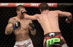 Fotos de lutas e bastidores do UFC 179, no Rio de Janeiro - Darren Elkins (bermuda vermelha) venceu Lucas Mineiro por deciso dividida