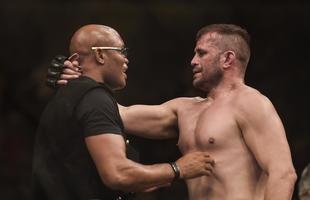 Fotos das lutas e bastidores do UFC 179, no Rio de Janeiro - Fbio Maldonado (bermuda preta) venceu Hans Stringer por nocaute tcnico no segundo round