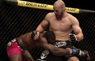 Fotos das lutas e bastidores do UFC 179, no Rio de Janeiro - Phil Davis (bermuda rosa) venceu Glover Teixeira por deciso unnime


