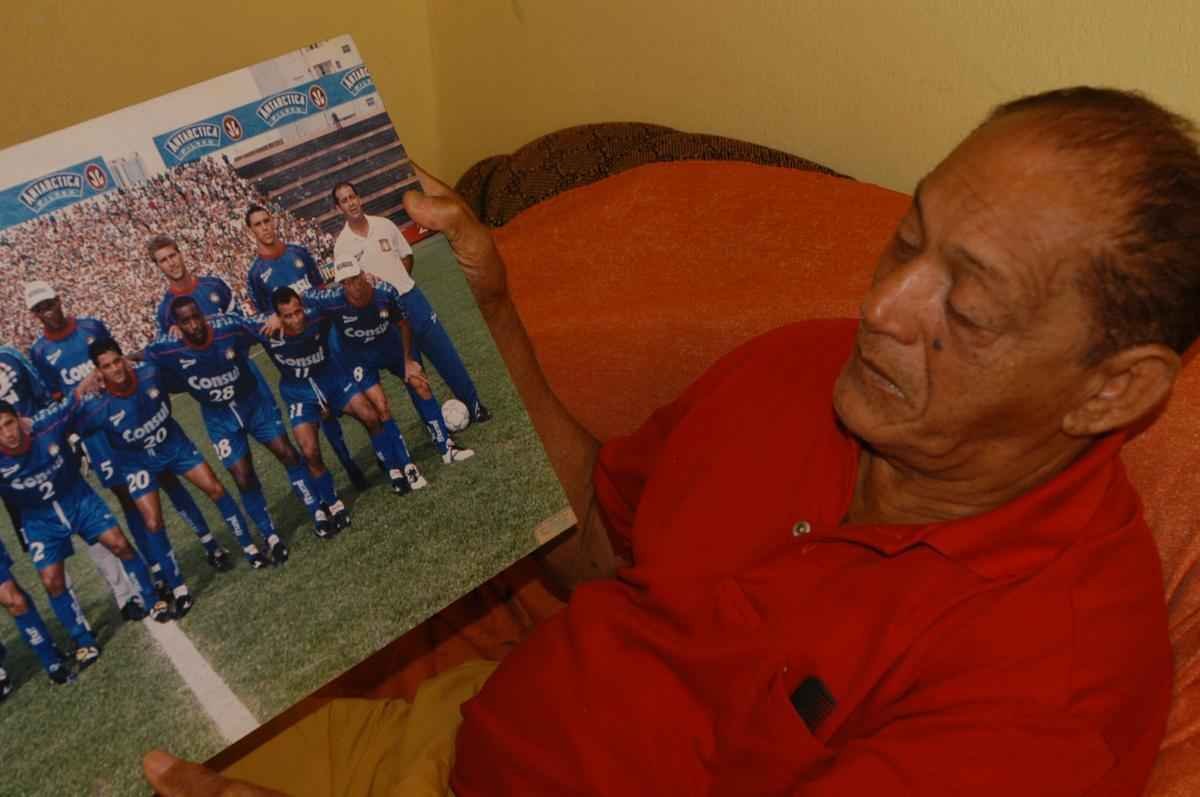 Morte do zagueiro Serginho por parada cardiorrespiratria completa 10 anos. Veja imagens