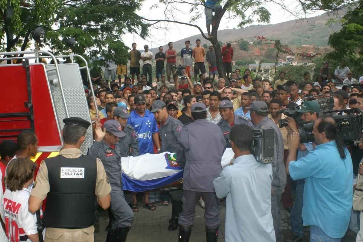 Morte do zagueiro Serginho por parada cardiorrespiratria completa 10 anos. Veja imagens