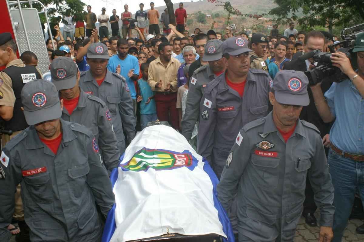 Morte do zagueiro Serginho por parada cardiorrespiratria completa 10 anos. Veja imagens
