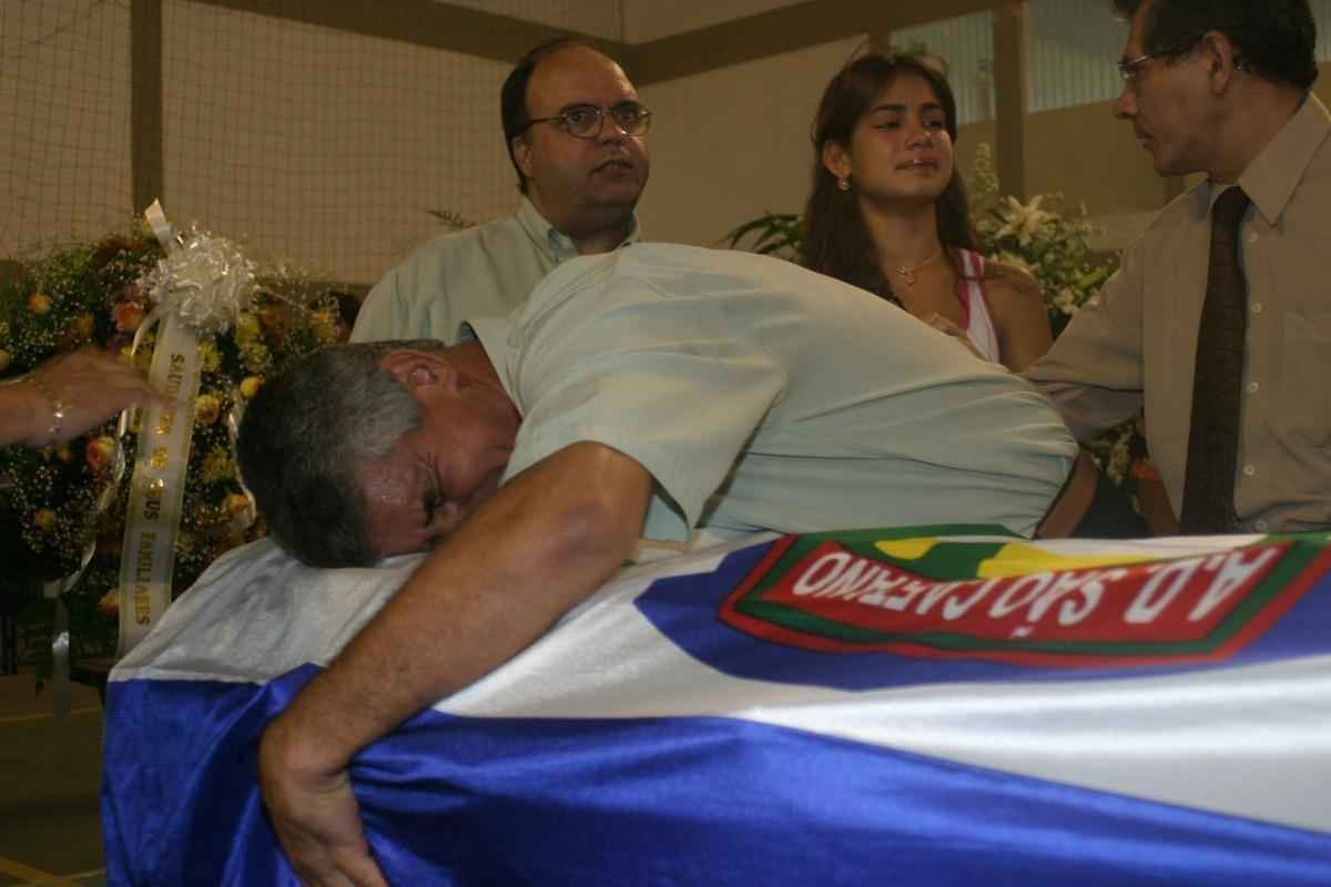 Morte do zagueiro Serginho por parada cardiorrespiratria completa 10 anos. Veja imagens