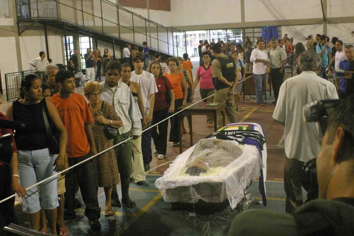 Morte do zagueiro Serginho por parada cardiorrespiratria completa 10 anos. Veja imagens
