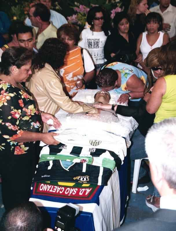 Morte do zagueiro Serginho por parada cardiorrespiratria completa 10 anos. Veja imagens