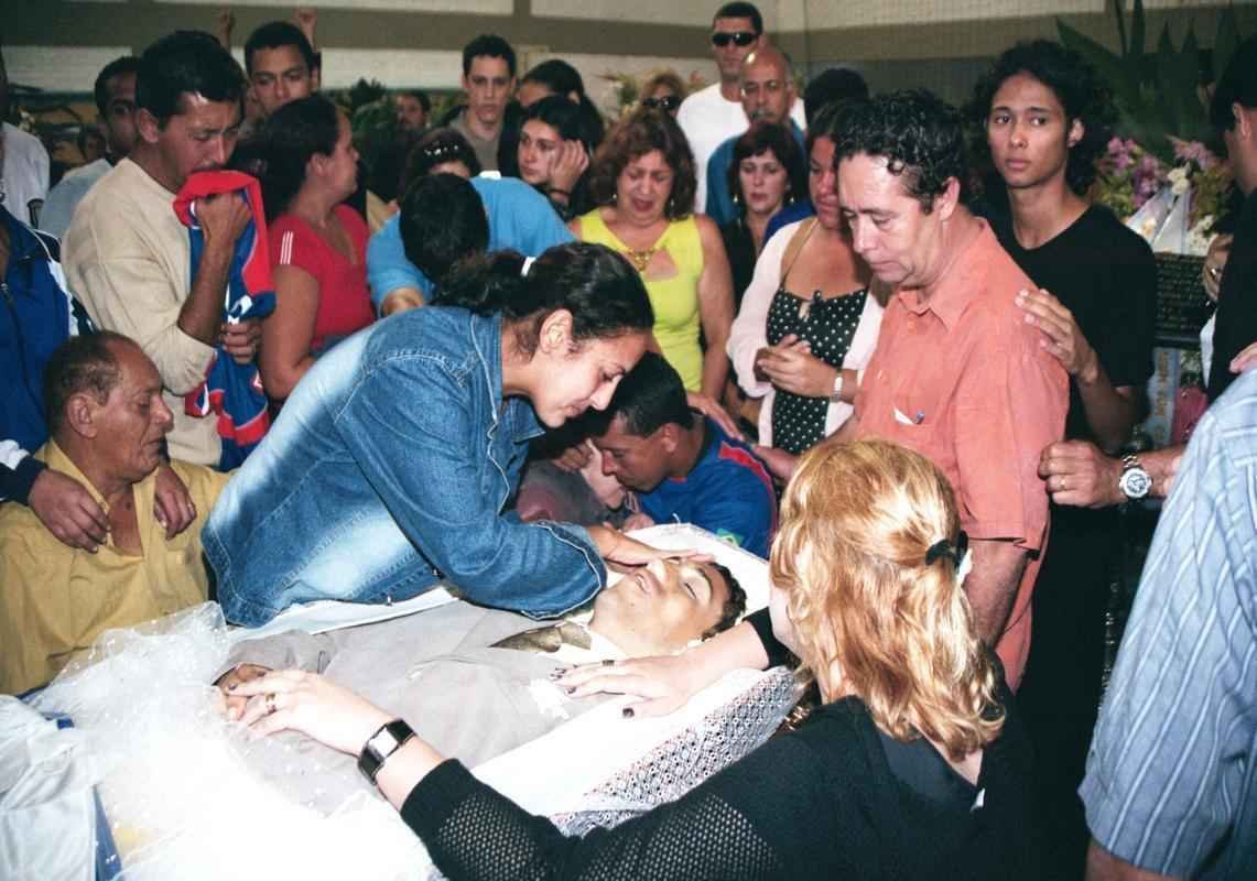 Morte do zagueiro Serginho por parada cardiorrespiratria completa 10 anos. Veja imagens