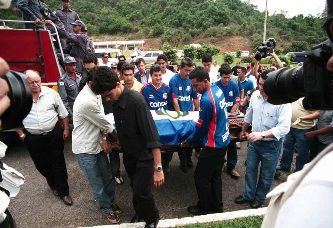 Morte do zagueiro Serginho por parada cardiorrespiratria completa 10 anos. Veja imagens