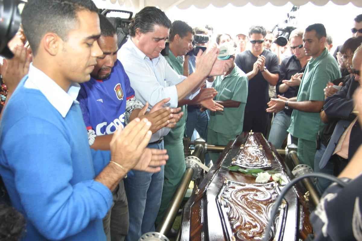 Morte do zagueiro Serginho por parada cardiorrespiratria completa 10 anos. Veja imagens
