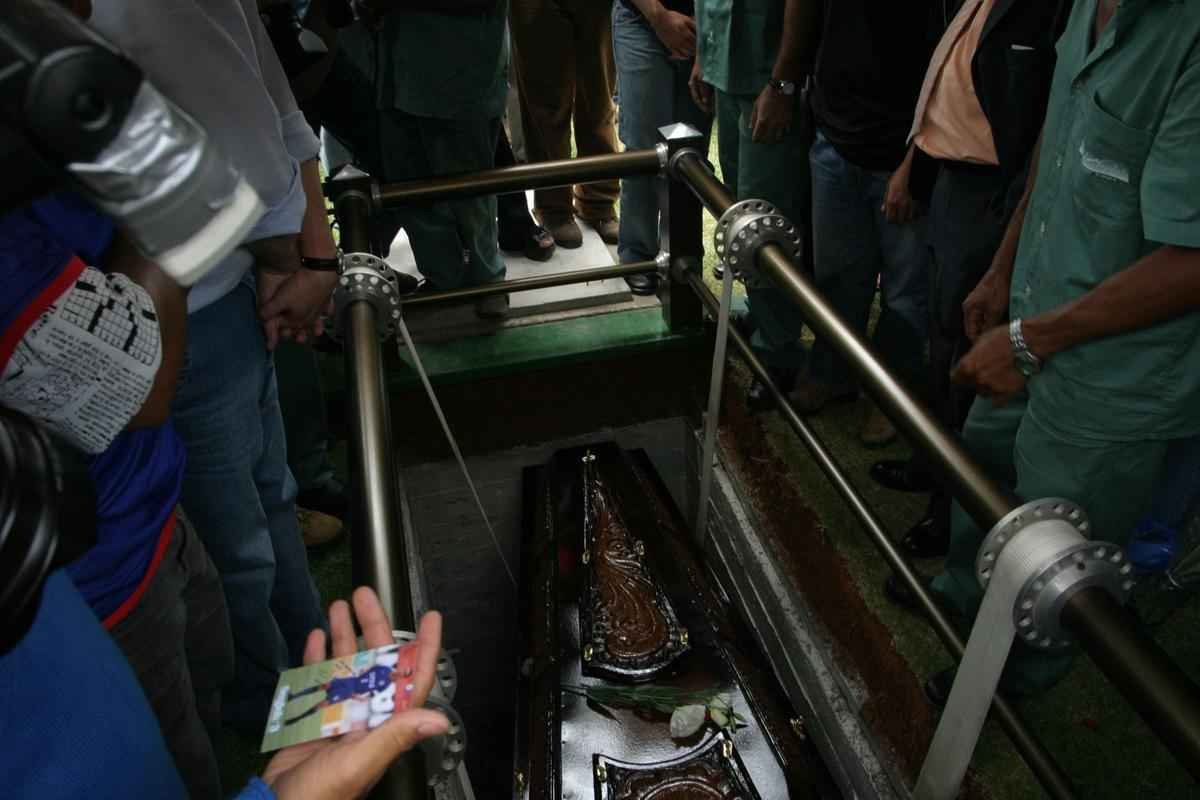Morte do zagueiro Serginho por parada cardiorrespiratria completa 10 anos. Veja imagens