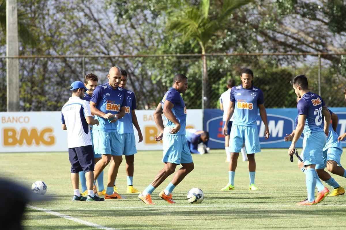 Treino desta segunda-feira na Toca da Raposa II. Jogadores do Cruzeiro se prepararam para enfrentar o Santos, na quarta-feira, no Mineiro, no jogo de ida das quartas de final da Copa do Brasil