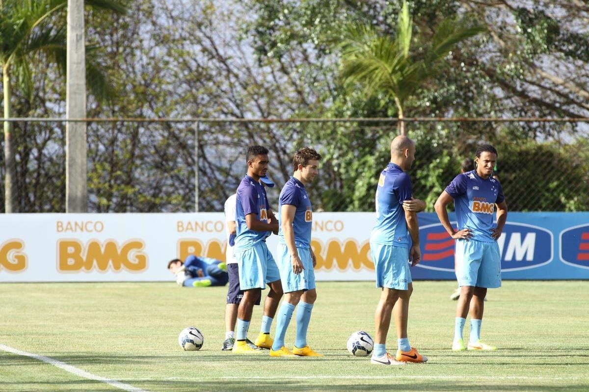 Treino desta segunda-feira na Toca da Raposa II. Jogadores do Cruzeiro se prepararam para enfrentar o Santos, na quarta-feira, no Mineiro, no jogo de ida das quartas de final da Copa do Brasil