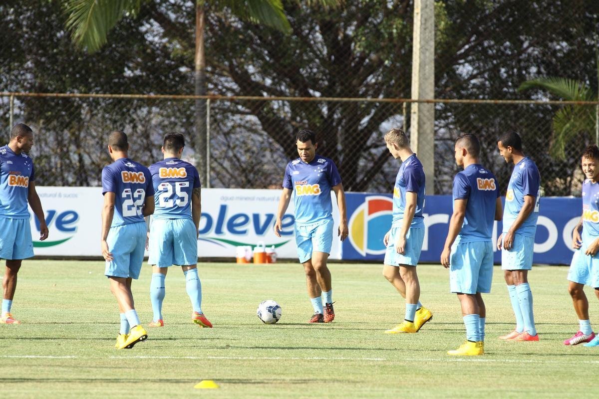 Treino desta segunda-feira na Toca da Raposa II. Jogadores do Cruzeiro se prepararam para enfrentar o Santos, na quarta-feira, no Mineiro, no jogo de ida das quartas de final da Copa do Brasil