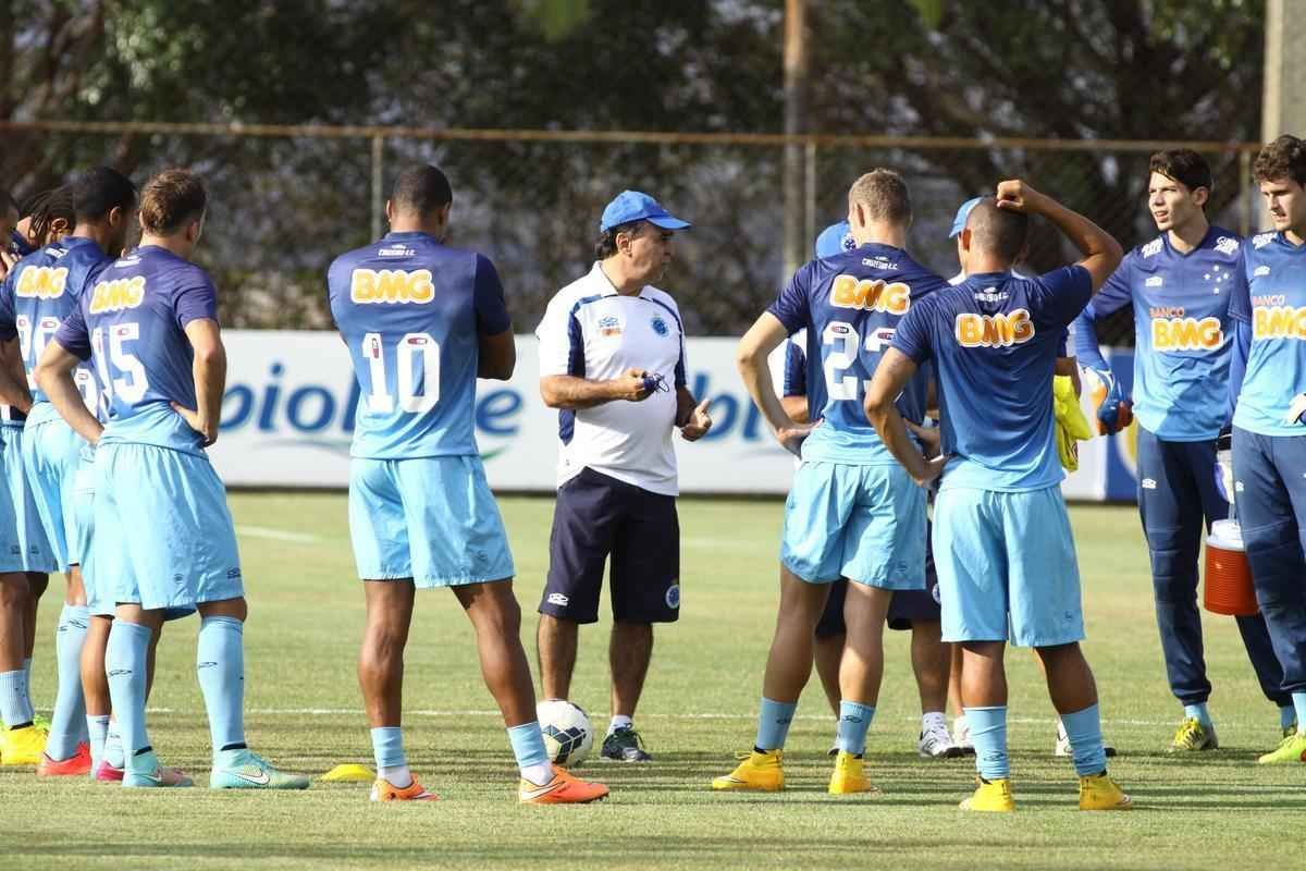 Treino desta segunda-feira na Toca da Raposa II. Jogadores do Cruzeiro se prepararam para enfrentar o Santos, na quarta-feira, no Mineiro, no jogo de ida das quartas de final da Copa do Brasil